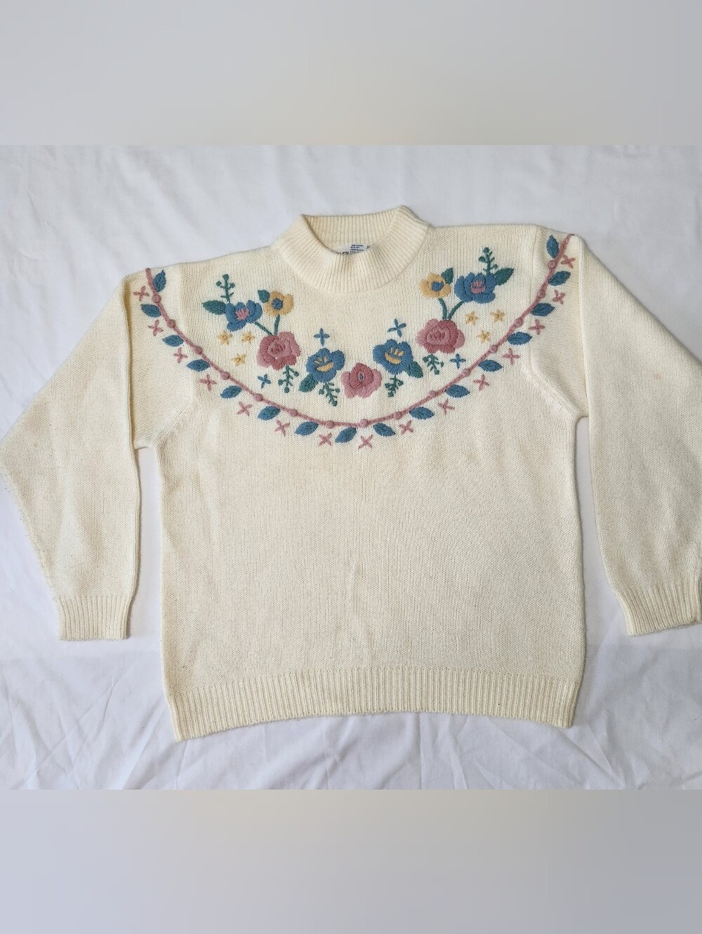 ALFRED DUNNER EMBROIDERED FLORAL SWEATER WOMENS COLOR CREAM SIZE LARGE